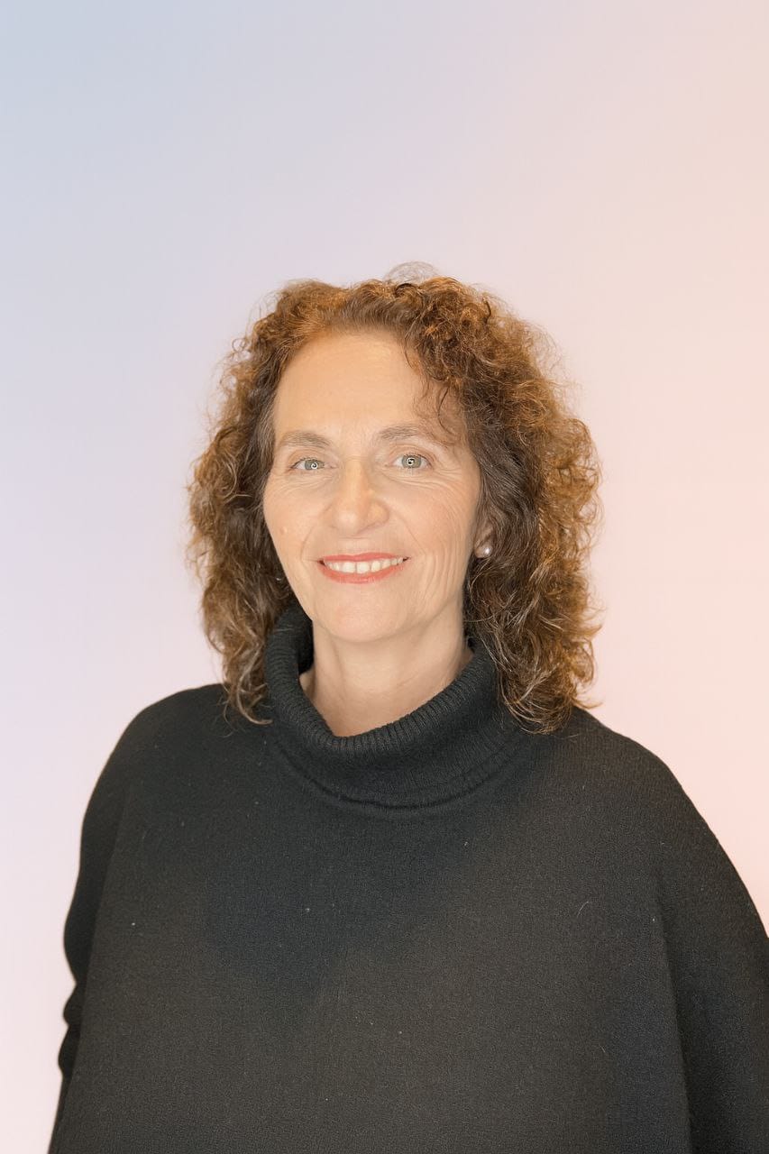 Imagen de Silvia Jardón sonriendo con una computadora